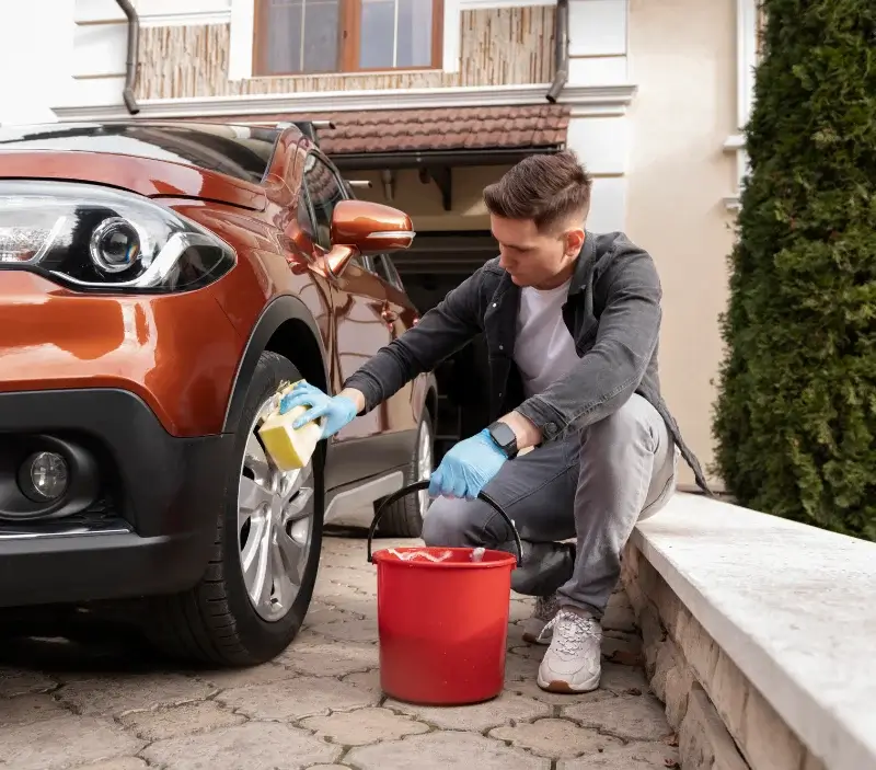 Lavage auto à domicile La Croix-sur-Roudoule : professionnel intervenant sur un véhicule